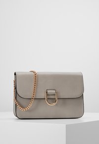 Šedá kožená kabelka s řetízkovým popruhem, obdélníkového tvaru a s přezkou ve zlatém tónu. Hladký povrch a minimalistický design.