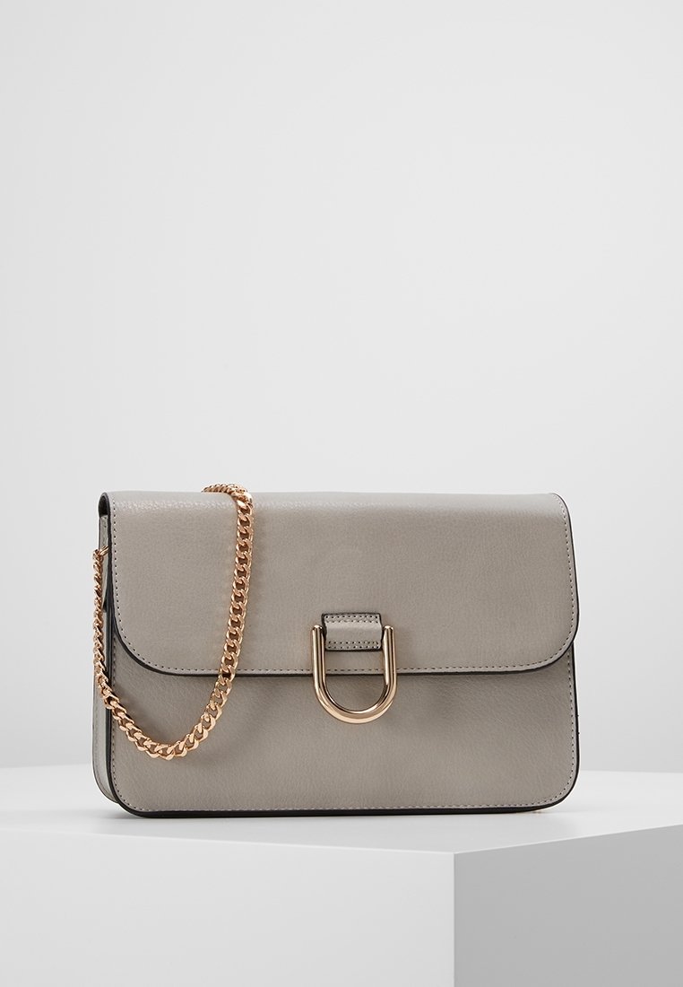 Šedá kožená kabelka s řetízkovým popruhem, obdélníkového tvaru a s přezkou ve zlatém tónu. Hladký povrch a minimalistický design.