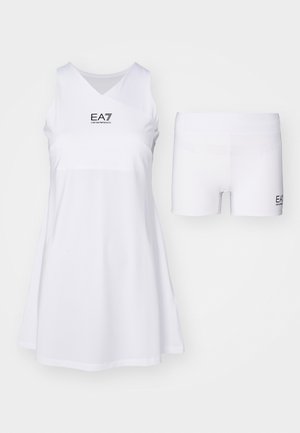 Valge spordimeik, millel on v-kaelus, valmistatud siledast kangast; sisaldab sobivaid valgeid lühikesi pükse, mõlemal on EA7 logo aksendid.