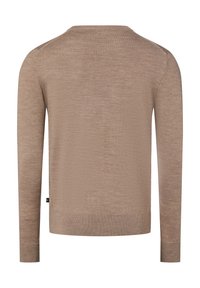 Brauner Strickpullover mit langen Ärmeln, Rundhalsausschnitt und geripptem Saum. Glatte Textur, minimalistisches Design und dezentes Etikett am unteren Rand.