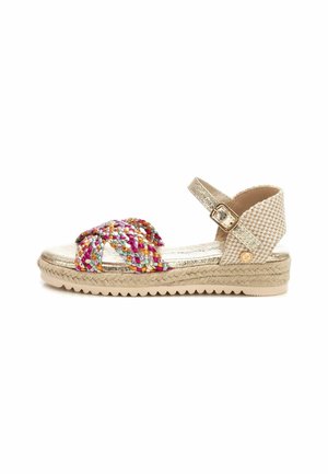 Sandalias doradas con tiras trenzadas multicolores, hebilla ajustable en el tobillo, textura tejida y suela estilo espadrille.