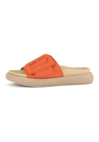 Infradito in suede arancione con un grande dettaglio a fibbia e una suola in gomma beige, dotati di una soletta imbottita e di una superficie liscia.