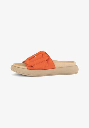 Sandale à talon en daim orange avec un grand détail de boucle et une semelle en caoutchouc beige, dotée d'un coussin de pied et d'une surface lisse.