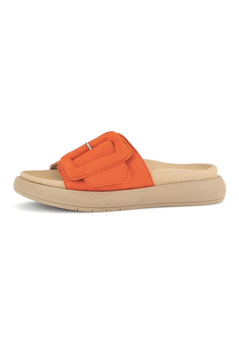 Infradito in suede arancione con un grande dettaglio a fibbia e una suola in gomma beige, dotati di una soletta imbottita e di una superficie liscia.