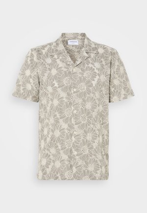 Kortärmad skjorta i ljus beige med ett blommönstrat spetsmönster, knappar framtill och en klassisk kragsdesign.