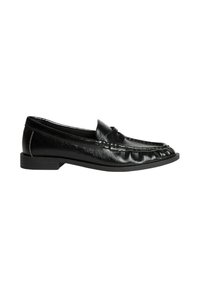 Mocasines de cuero negro con punta redondeada, detalles fruncidos en la parte frontal y una suela de goma texturizada y baja.