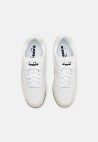 Sneakers bianchi in pelle e mesh, con design lace-up, texture perforata e accenti grigi sulle suole.