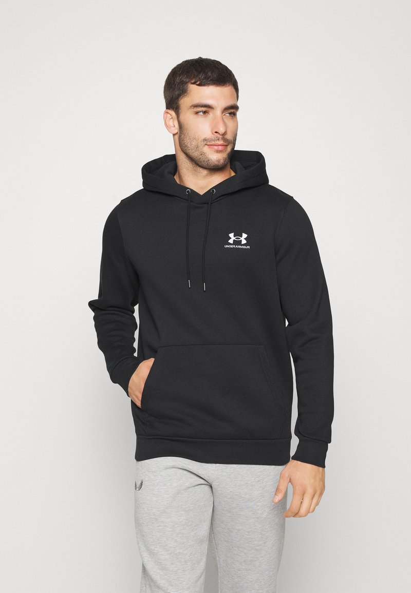Sudadera con capucha negra hecha de una mezcla de algodón, con un bolsillo tipo canguro en la parte frontal y un logo blanco de Under Armour en el lado izquierdo del pecho.