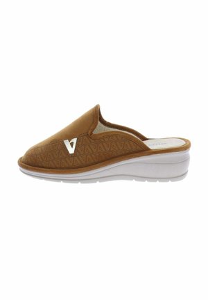 Zapato marrón tipo slip-on con patrón texturizado, interior beige acolchado, suela cuña blanca y un pequeño logo plateado en el lateral.