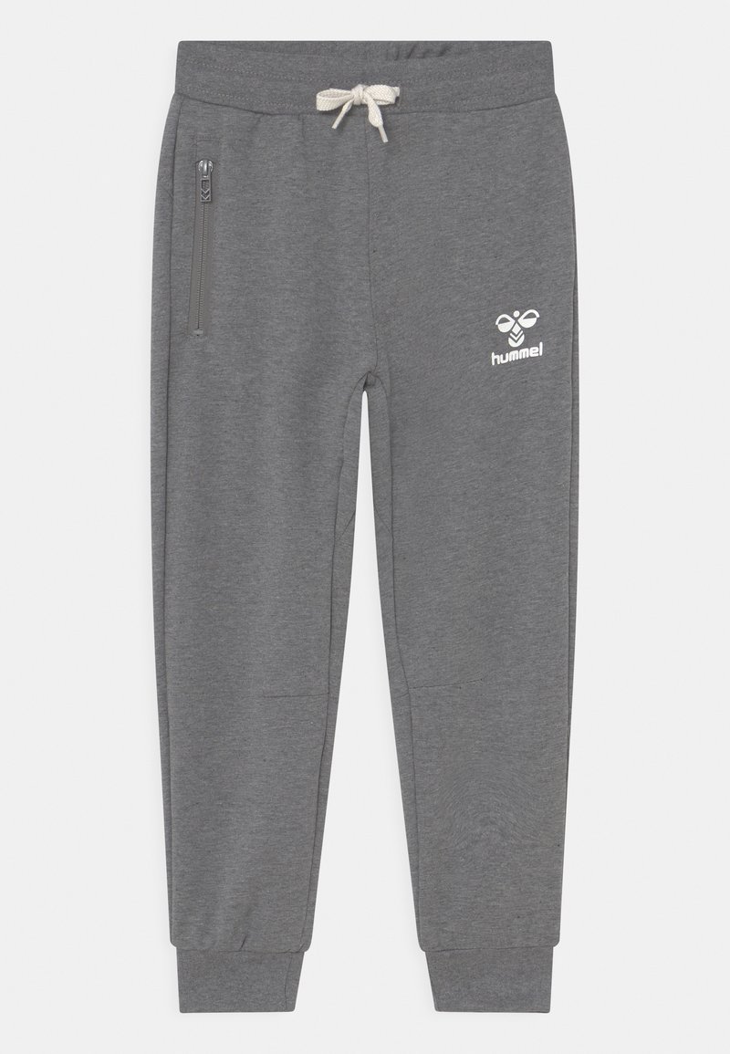Grå sweatpants i ett mjukt tyg med ett bekvämt midjeband, justerbar snörning, sidoficka med dragkedja och vit logodetalj.