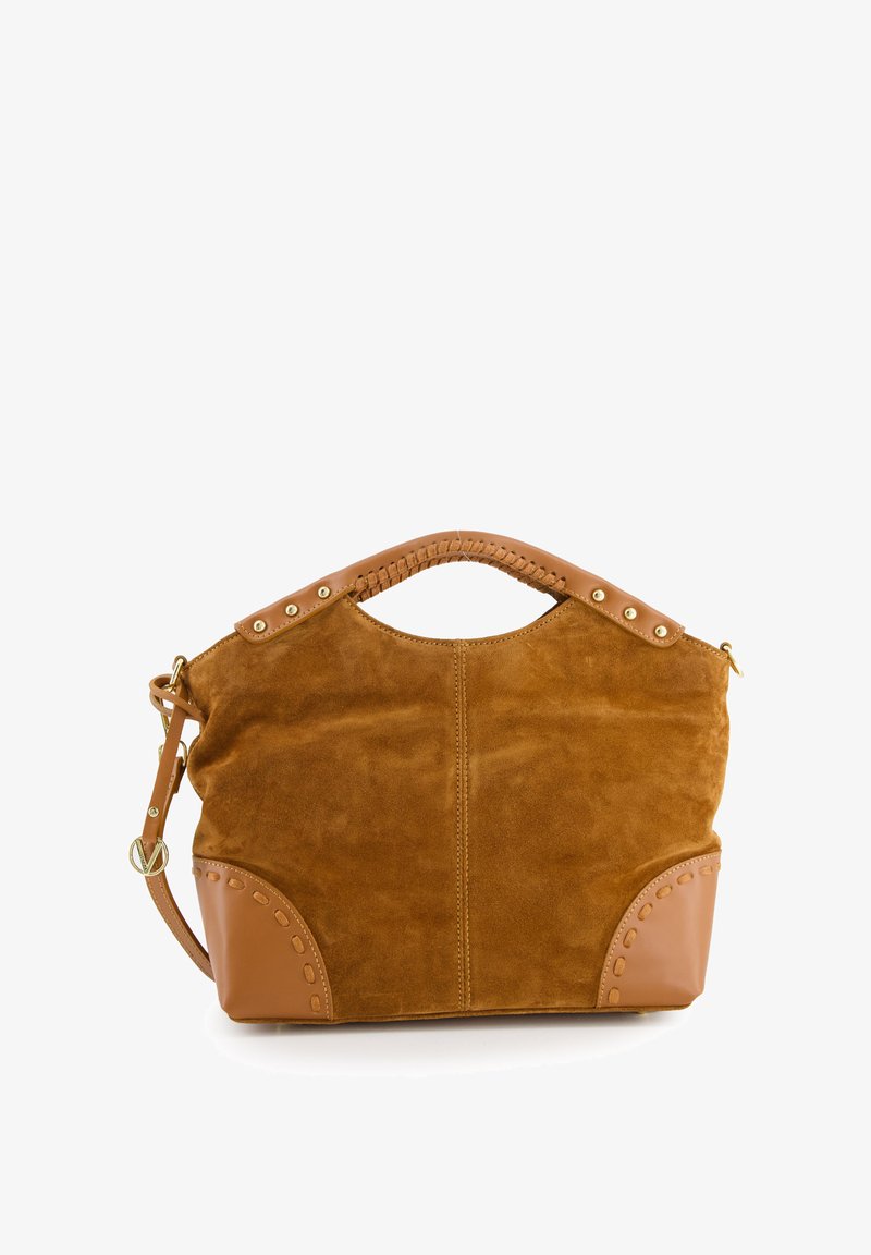 Sac à main en suède marron avec des accents en cuir tan, forme arrondie, poignée tressée, clous décoratifs et détails de couture à la base.