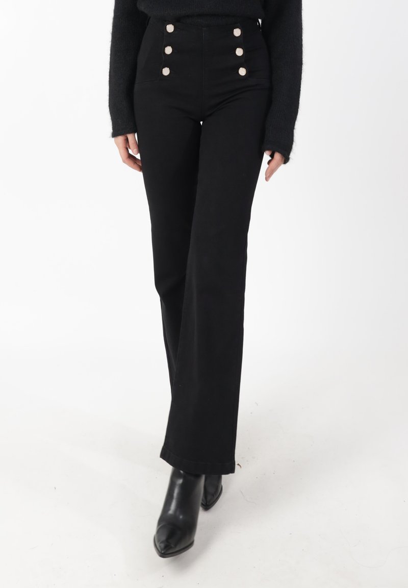 Czarne spodnie z wysokim stanem, z pięcioma kieszeniami, zapięciem na guziki z przodu oraz złotym wykończeniem. Rozkloszowane nogawki, wykonane z wytrzymałej tkaniny.