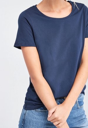 T-shirt bleu marine à manches courtes avec un col rond, en tissu de coton doux, offrant une coupe décontractée et une texture lisse.