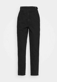 Jeans negros de cintura alta con un diseño de pierna recta, que cuentan con un lazo para cinturón y un canesú trasero en ángulo. Textura de denim suave y sin adornos visibles.