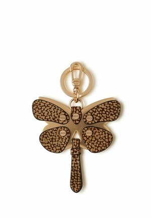 Brauner, gemusterter Schmetterlingsförmiger Schlüsselanhänger aus Leder mit goldfarbenen Metallbeschlägen und einem runden Schlüsselring mit Karabinerbefestigung.