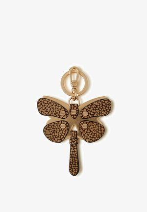 Brauner, gemusterter Schmetterlingsförmiger Schlüsselanhänger aus Leder mit goldfarbenen Metallbeschlägen und einem runden Schlüsselring mit Karabinerbefestigung.