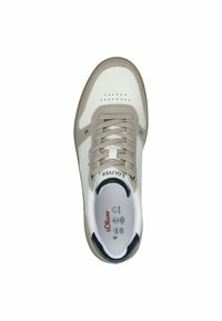 Adidași albi cu accente gri, vârf perforat, bot rotund și șireturi plate. Prezintă logo-ul mărcii și eticheta cu mărimea pe interior.