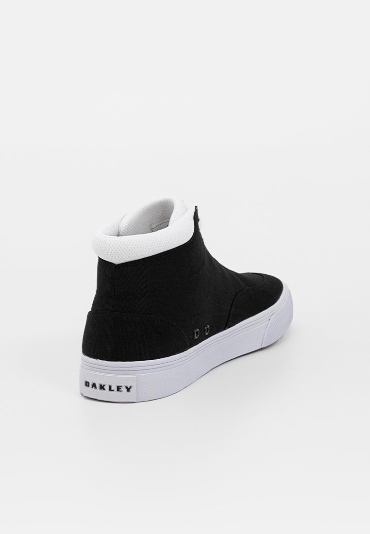 Zapatillas de caña alta negras de lona con un acabado texturizado, cuello y suela blanca, que cuentan con ojales de ventilación circulares y un logotipo.