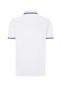 Camisa polo blanca con un collar clásico con rayas en contraste en azul marino y rojo en el cuello y los puños de las mangas. Textura de tela suave.