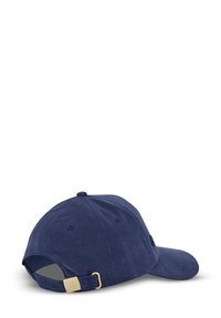 Casquette en tissu bleu marine avec une visière courbée, sangle ajustable avec une boucle en or, et œillets de ventilation sur les côtés.