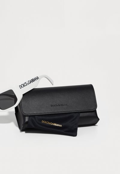 Valged prillid mustade objektiividega, millel on "DOLCE&GABBANA" logo. Kaasas must nahkainen ja mikrokiudkangast puhastuslapp.