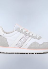 Biały i jasnoszary sneaker zamszowymi detalami, białymi sznurowadłami, różowym obszyciem oraz logo "NAPAPIJRI" po boku.