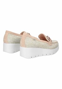 Scarpe platform rosa chiaro con lati intrecciati testurizzati, dettagli in suede, punta arrotondata e una spessa suola bianca con un motivo di battistrada.