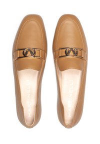 Mocassins en cuir marron avec un bout carré, mettant en valeur un accent métallique et une couture ton sur ton. Design léger et à enfiler.