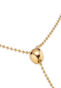 Collar dorado con una cuenta central lisa y redondeada, rodeada por una cadena de pequeñas cuentas esféricas con acabado pulido.