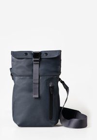 Dunkelgrauer Rolltop-Rucksack mit vertikalem Reißverschlussfach vorne und verstellbarem Schulterriemen auf weißem Hintergrund.