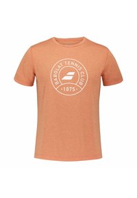 T-shirt arancione a maniche corte realizzato in tessuto melangiato, presenta un logo circolare bianco con la scritta "Babolat Tennis Club 1875" al centro.
