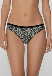 Leopardenmuster-Unterwäsche aus glattem Stoff mit einem schwarzen Bund und einem kontrastierenden grauen Hintergrund. Das Design hebt ein verspieltes Muster hervor.