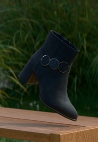 Δεν επιλέχθηκε, dark navy