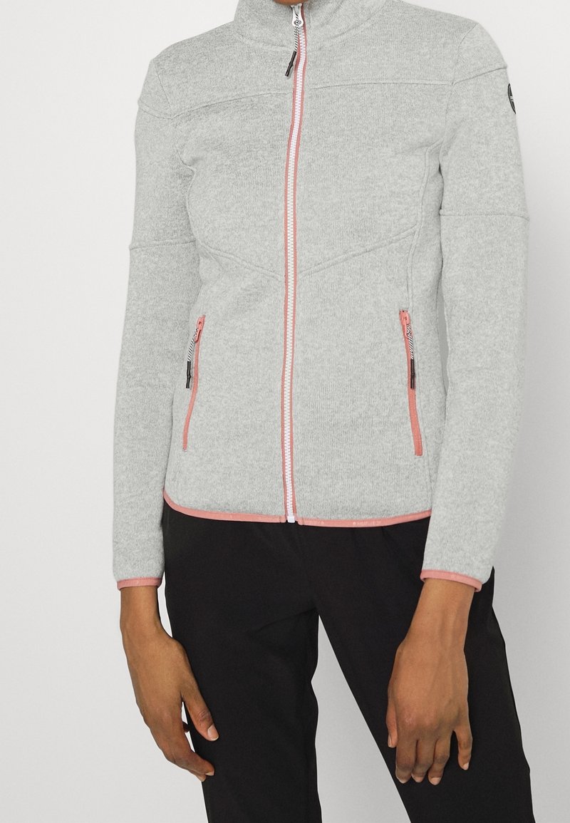 Hellgraue Fleecejacke mit hohem Kragen, pinkem Reißverschluss und zwei Seitentaschen. Mit kontrastierenden pinken Akzenten entlang der Nähte.