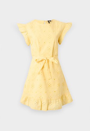 Robe jaune à manches courtes avec motif floral en broderie anglaise, manches et ourlet froncés, et ceinture nouée à la taille.