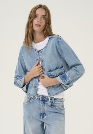 Hellblaue Jeansjacke mit rundem Ausschnitt, Knopfschluss und zwei Fronttaschen. Mit abgenutzten Details an den Ärmeln und am Saum.