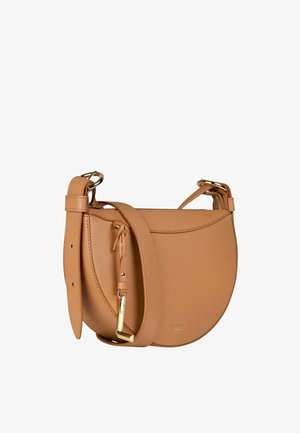 Sac bandoulière demi-lune en cuir camel avec sangle réglable, ferrures dorées et petite poche avant avec fermeture éclair.