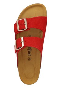 Sandale en suede rouge avec deux boucles argentées ajustables, une semelle intérieure brunée et une semelle lisse, conçue pour le confort et un style décontracté.