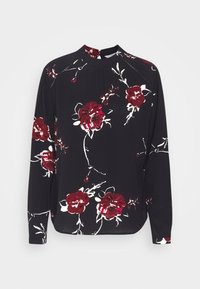 Blusa preta de manga longa com padrão floral em vermelho e branco, com gola alta e detalhe pregueado na frente. Textura suave.