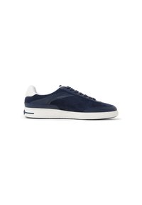 Zapatillas azul marino con parte superior de ante y sintético, que presentan una suela blanca, puntera redonda y cordones tonales. Incluye acentos de diseño en los laterales.