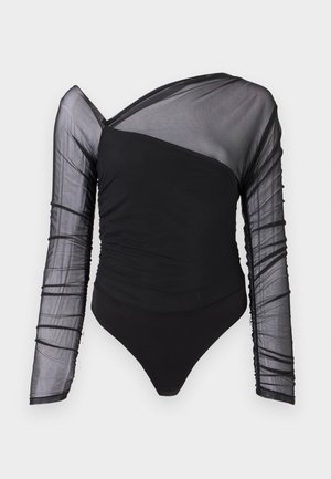 Macaquinho preto com mangas longas de malha transparente. Apresenta textura franzida no corpo, decote assimétrico e corte de fundo estilo tanga.