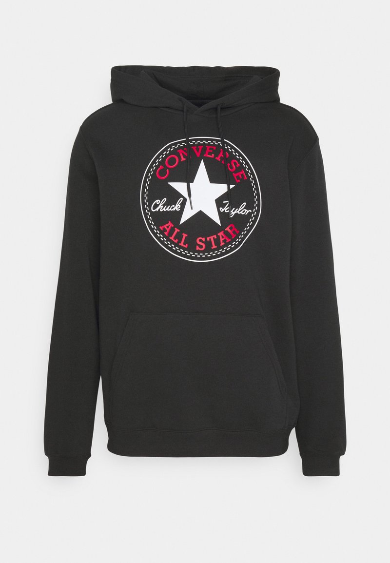 Czarna bluza z kapturem z dużą okrągłą grafiką z białą gwiazdą. Napis „Converse Chuck Taylor All Star” w kolorze czerwonym i białym.