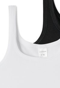 Twee tanktops: één wit en één zwart. Beide zijn gemaakt van zachte katoen en hebben een klassiek ontwerp met een ronde halslijn en dunne bandjes.