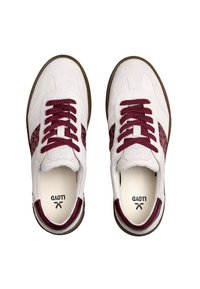 Sneakers in suede bianco con lacci bordeaux, accenti in stampa leopardata e suola in gomma marrone. Presentano un collare e una linguetta imbottiti.