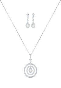 Silber-Schmuckset mit einem runden Anhänger, der eine Perle und funkelnde Akzente aufweist, ergänzt durch tropfenförmige Ohrringe im ähnlichen Design.