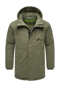 Chaqueta aislante color verde oliva con capucha forrada de piel, cremallera frontal, bolsillos y cordones ajustables. Presenta una textura exterior suave.