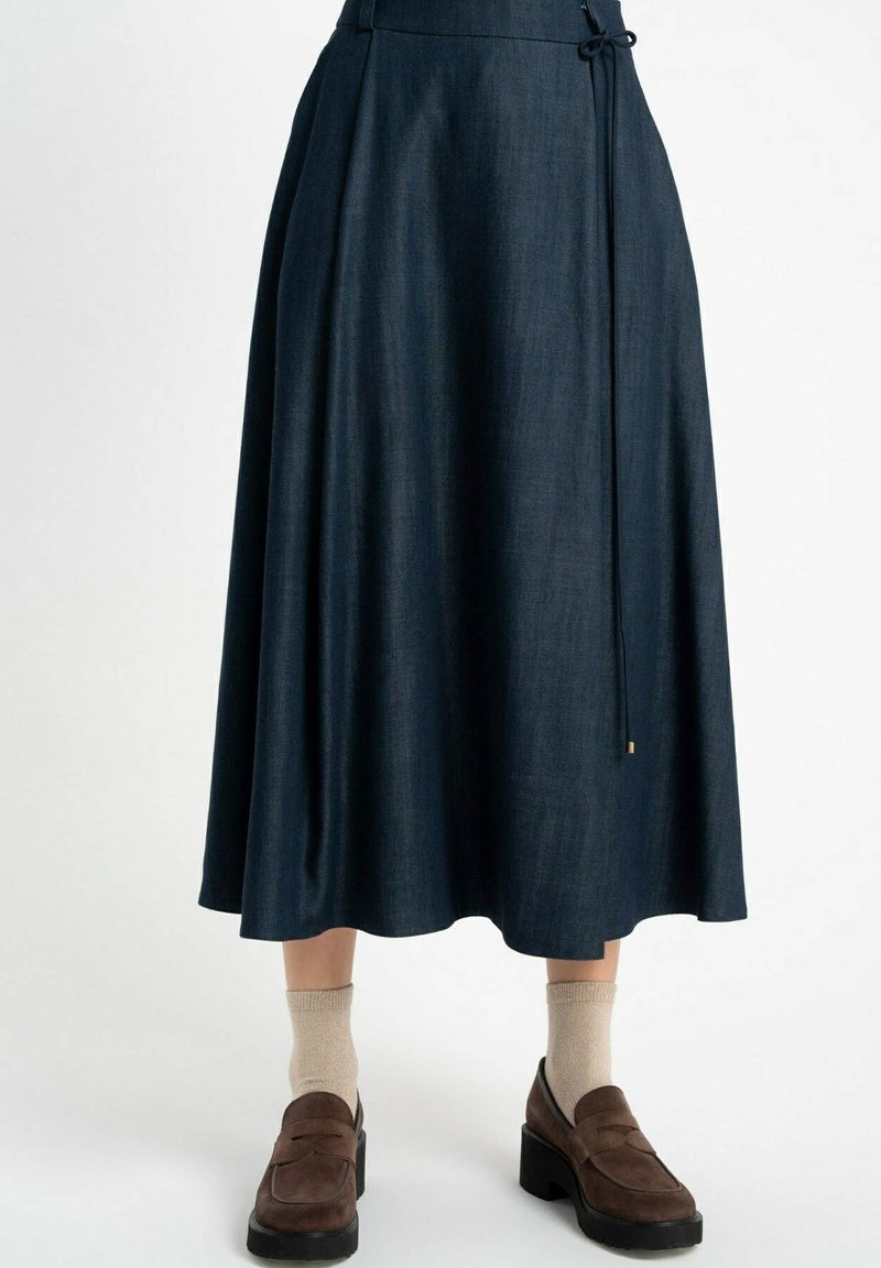 Ciemnoniebieska, długa spódnica w kształcie litery A, wykonana z gładkiego materiału, z elastycznym pasem na sznurku i pionowymi plisami dla dodatkowego urozmaicenia.