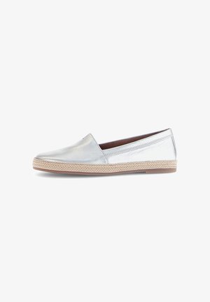 Metalisk sølvfarvet slip-on sko med en glat overflade, rund tå og vævet jute-sål. Minimalistisk design, ingen synlige metaldele eller mønstre.