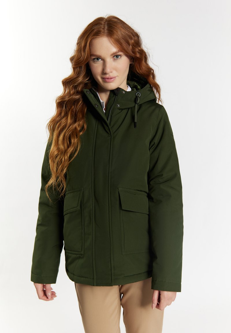 Chaqueta aislante verde con capucha, cremallera en la parte frontal y dos grandes bolsillos con solapa. Textura suave y diseño ligeramente ajustado.