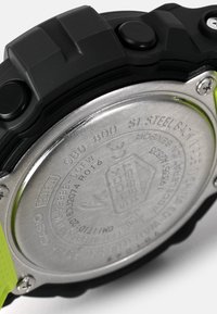 Schwarze Harz-Uhr mit strukturiertem Armband, ausgestattet mit einem metallic-silbernen Gehäuseboden und zwei schwarzen Tasten zur Funktionalität.